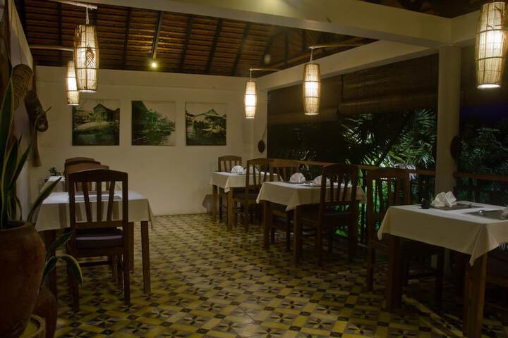 Dining 32 of 49