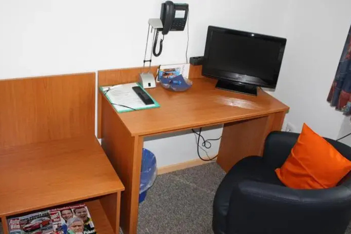 Room 6 of 8
