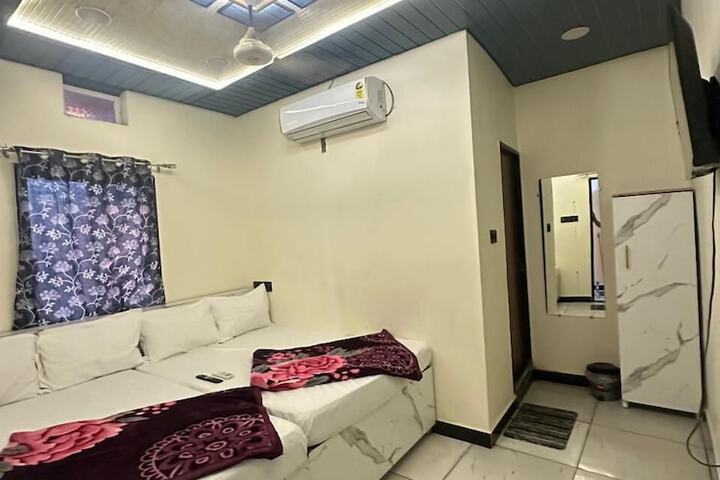 Room 11 of 18