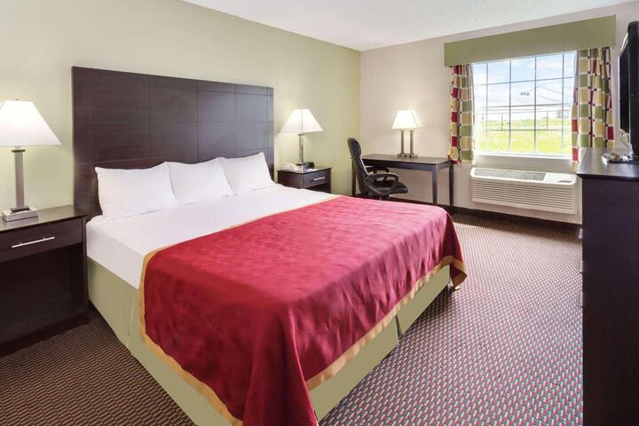 1 King Bed (4 of 13)
