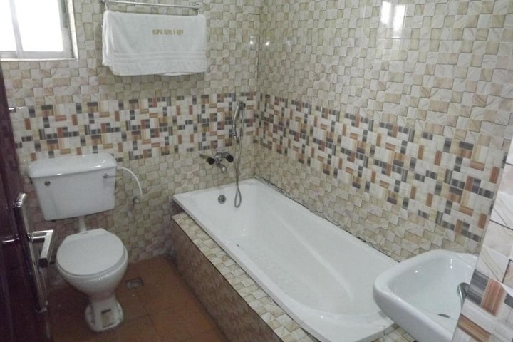 Room 4 of 16
