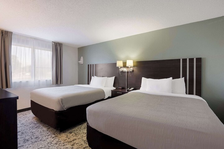 1 Queen Bed Accessible (6 of 13)