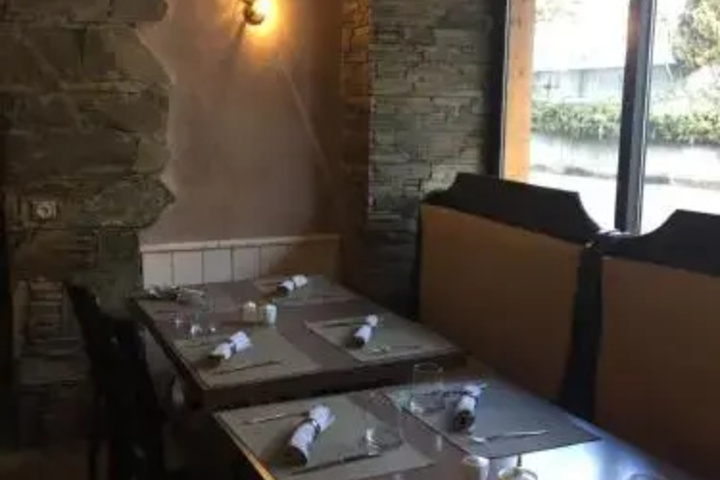 Dining 12 of 17