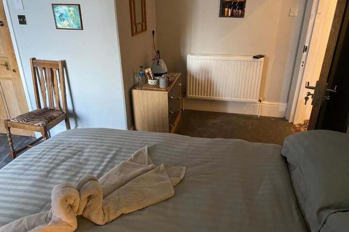 Room 4 of 32