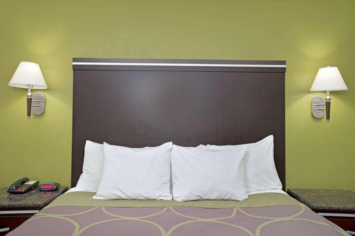 1 Queen Bed (1 of 19)