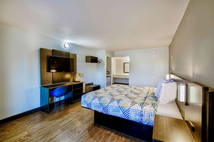 1 King Bed (12 of 18)