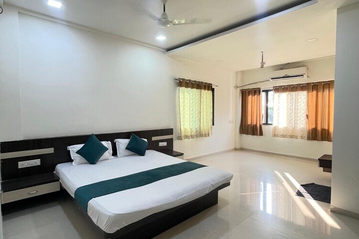 Room 4 of 12