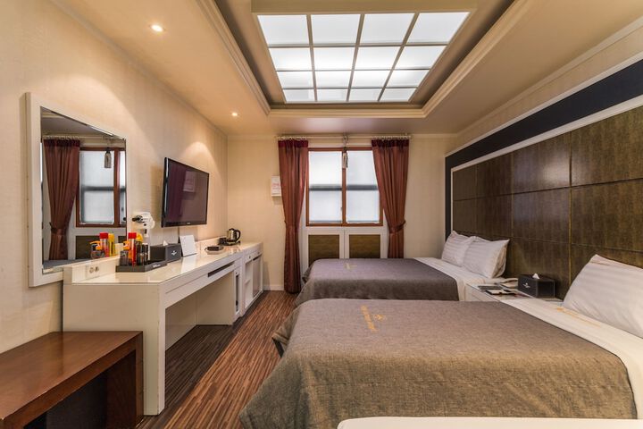 Room 13 of 31