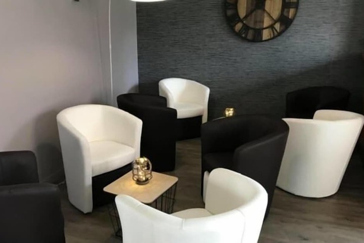 Lounge 33 of 68