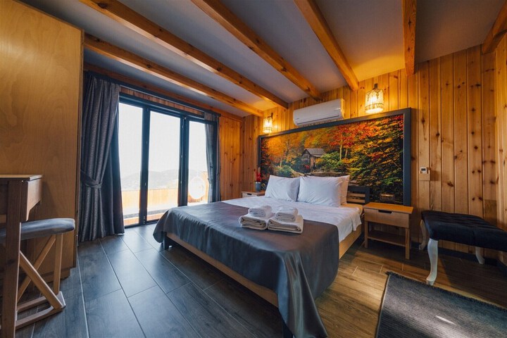 Room 10 of 80