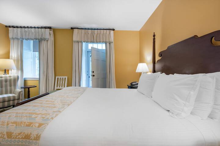 1 Queen Bed Resort View Porch (2 of 23)