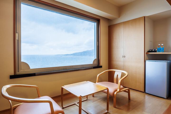 Room 4 of 37