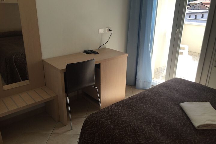 Room 8 of 34
