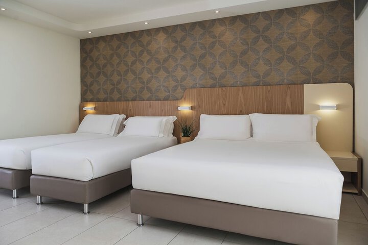 Room 30 of 153