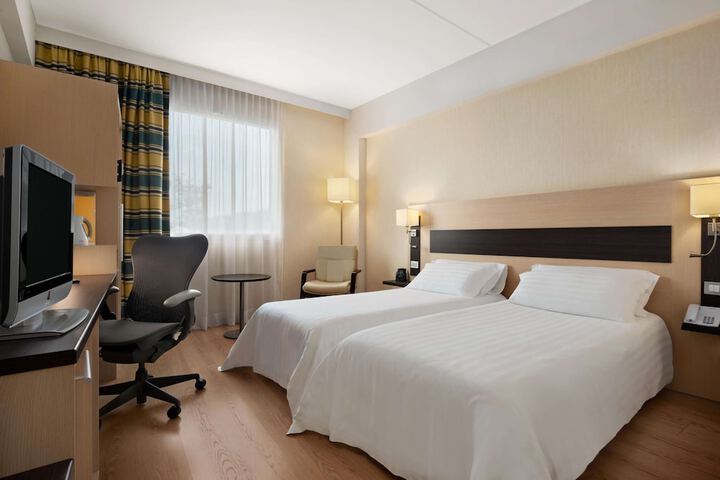 Room 10 of 32