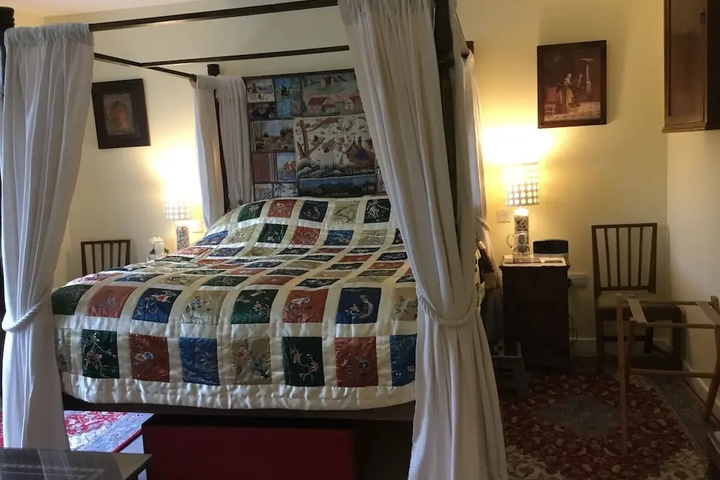 Room 4 of 12