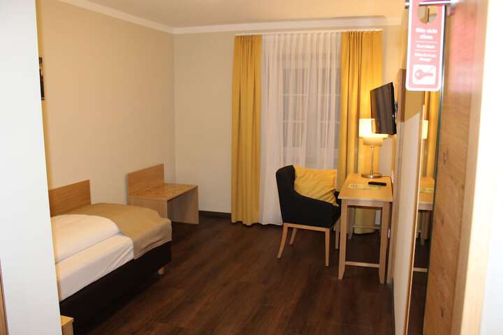 Room 4 of 33