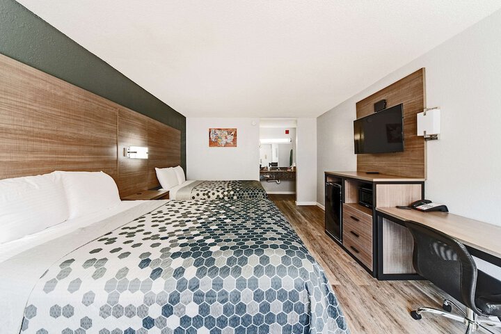 1 Queen Bed (2 of 27)