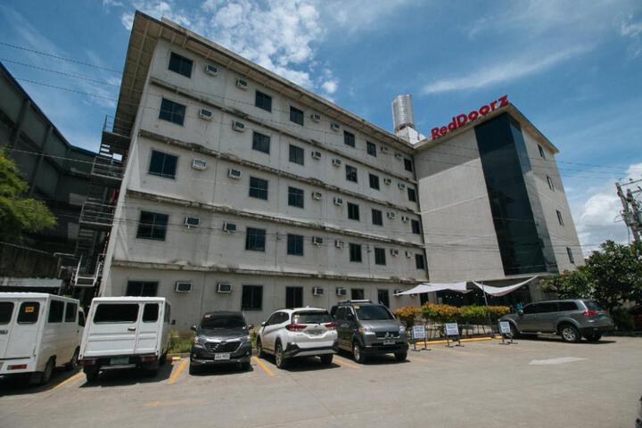 RedDoorz at Insular Square Mandaue City