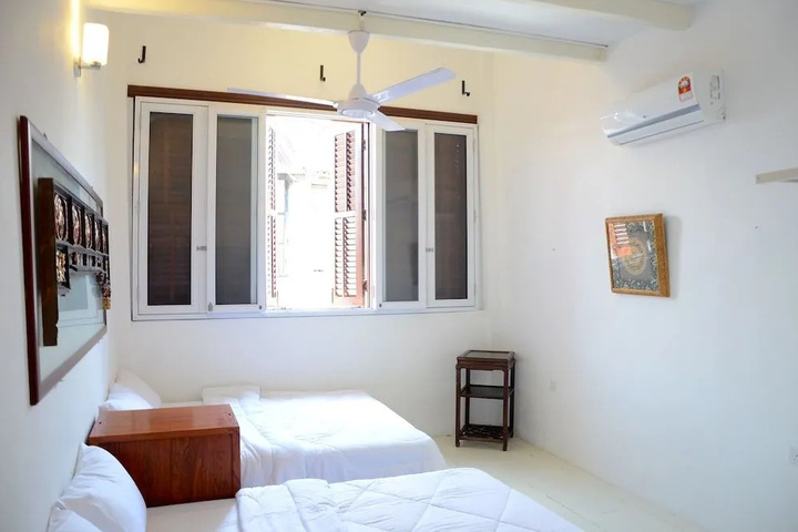 Room 6 of 12