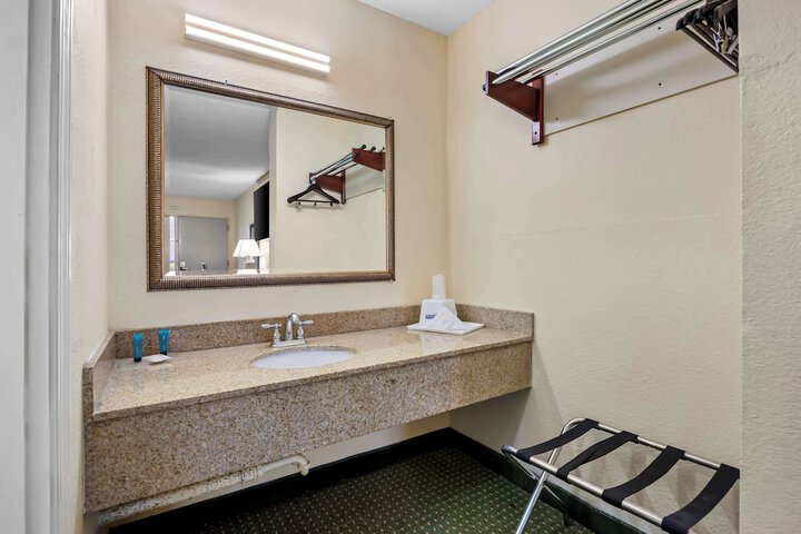 2 Double Beds (8 of 8)