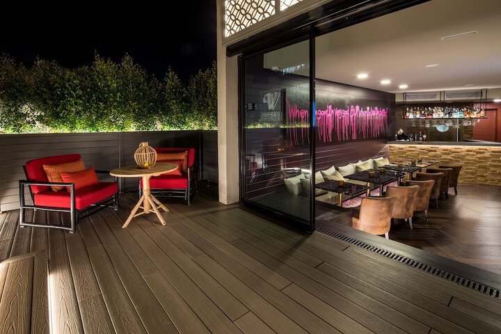 Lounge 41 of 54