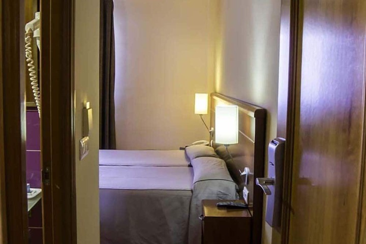 Room 15 of 32