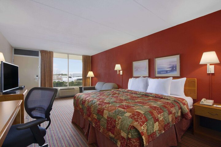 1 King Bed Business Room (5 of 8)