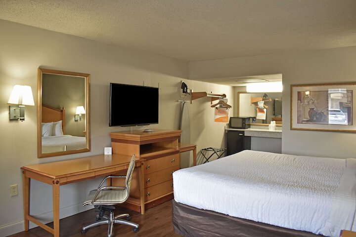 1 King Bed (7 of 15)