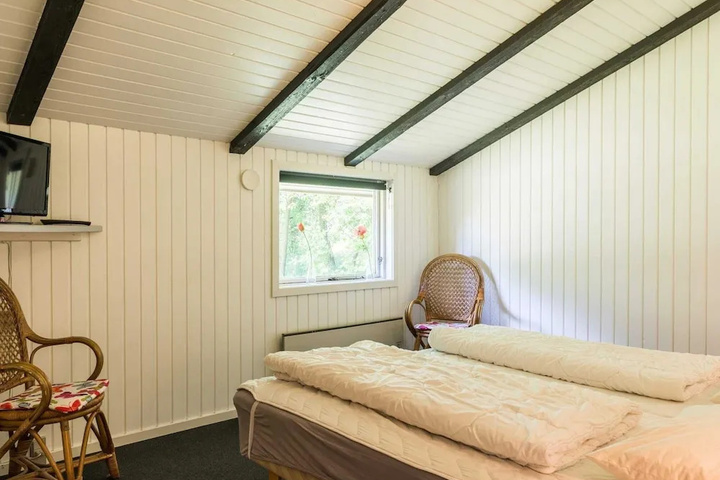 Room 4 of 12