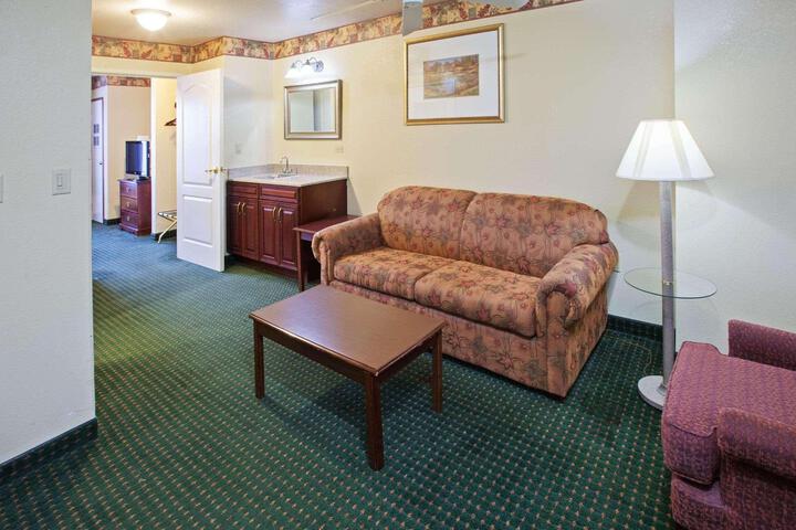 2 Queen Beds (7 of 7)