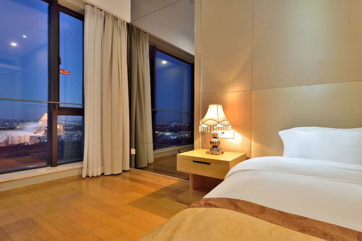 Room 28 of 76