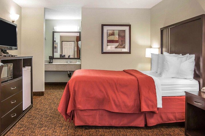1 Queen Bed (6 of 13)