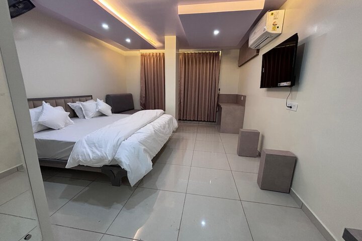 Room 6 of 16