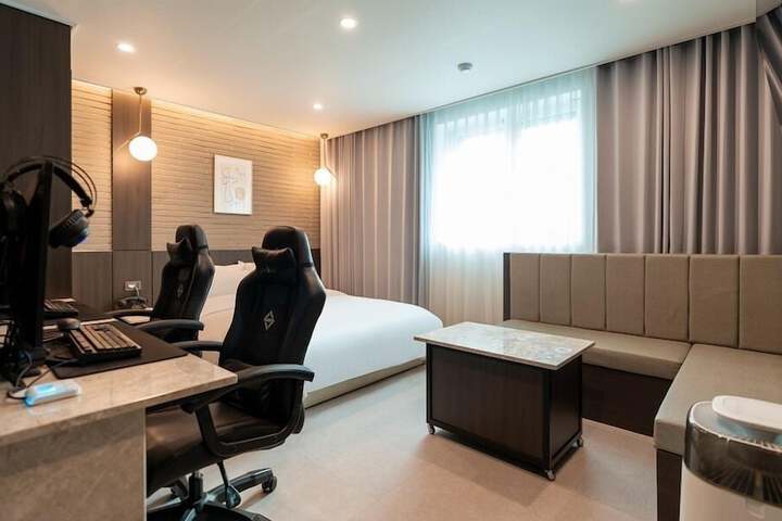 Room 19 of 76