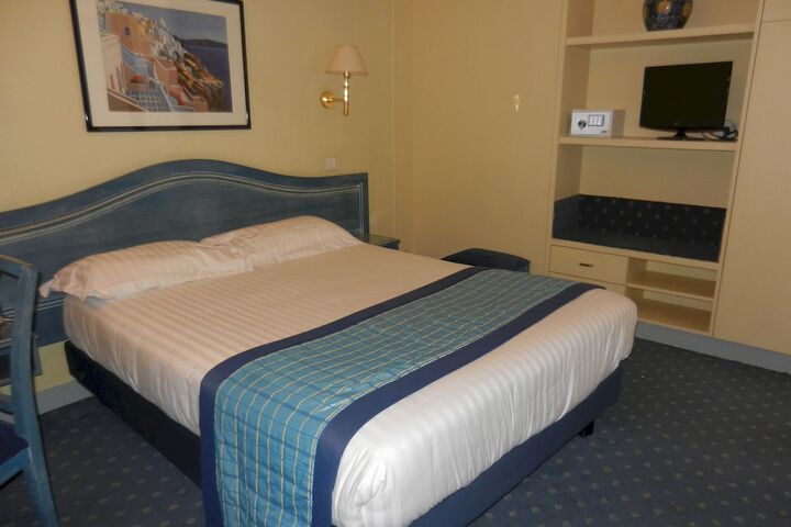 Room 8 of 28
