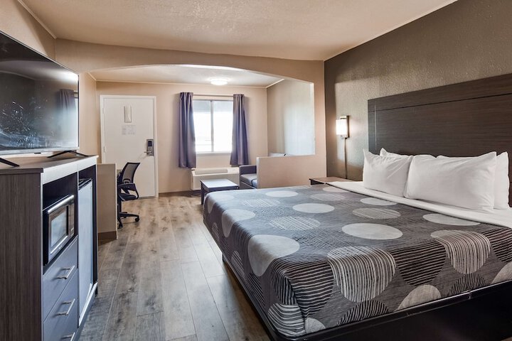 1 King Bed Flat Screen Television Microwave and Refrigerator High Speed Internet Accessible (5 of 8)