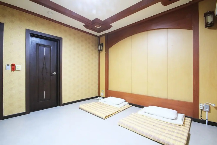 Room 5 of 26