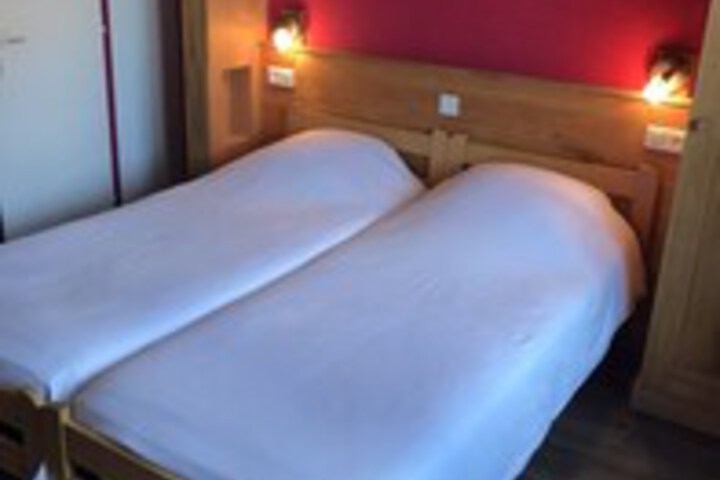 Room 10 of 11