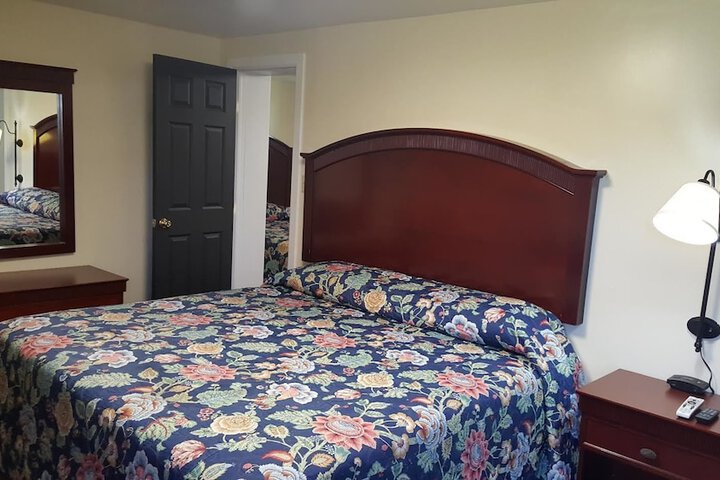 1 King Bed (10 of 10)