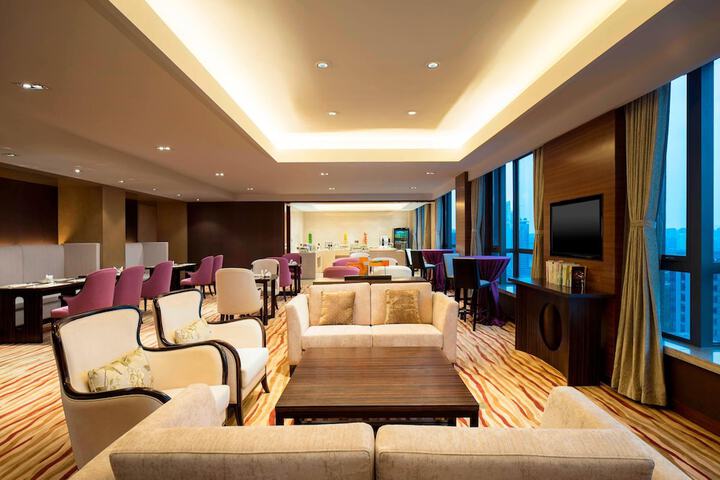 Lounge 38 of 48