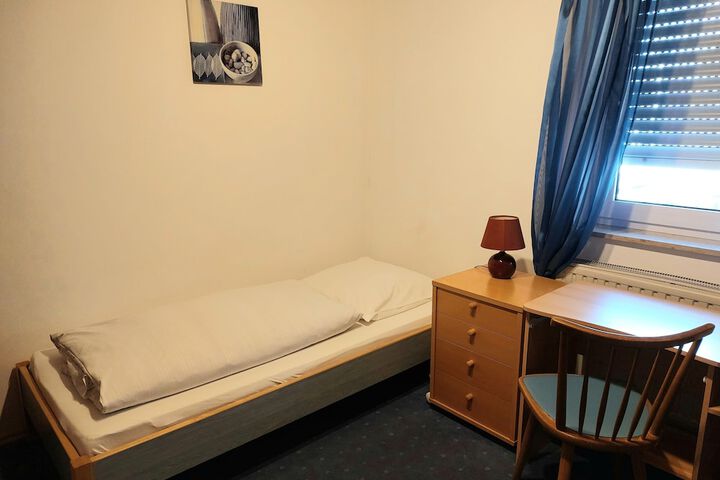 Room 13 of 76