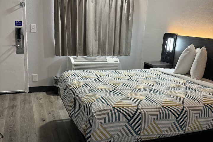 1 Queen Bed (5 of 16)