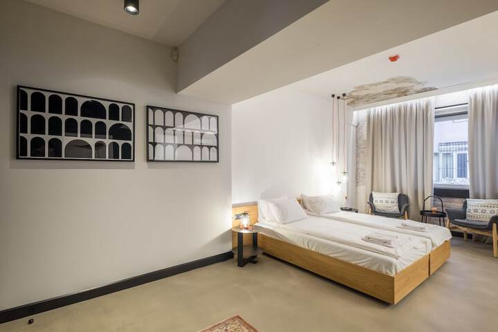 Room 12 of 76