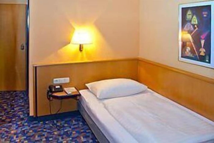 Room 11 of 38