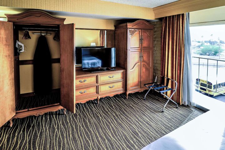 Room 8 of 18