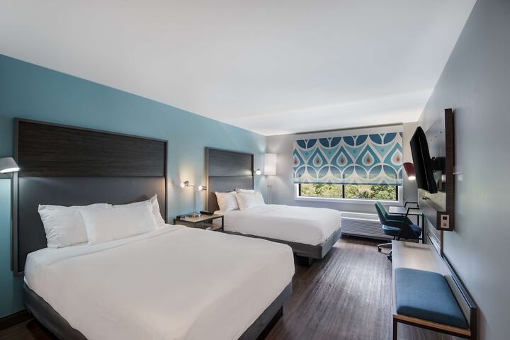2 Queen Beds (9 of 10)