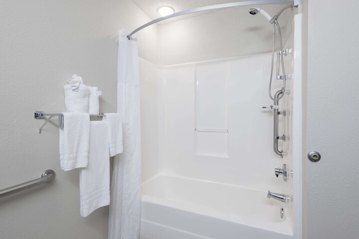 1 Queen Bed Accessible Room (10 of 13)