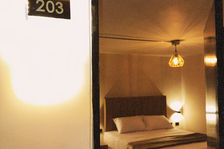 Room 3 of 43