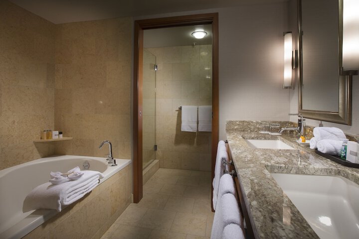 Deep soaking bathtub